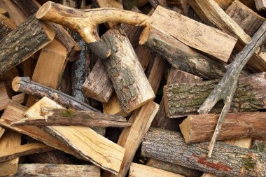 Bir sürü doğranmış meşe odunu. Doğal arka plan. Kış için hasat, ısınma mevsimi..