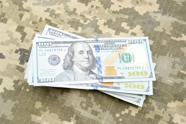 Billetes Dólares Americanos Sobre Fondo Píxeles Militares Concepto Salarios Pagos — Foto de Stock