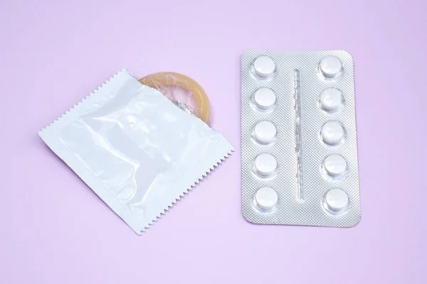 Bílý Balíček Kondom Pilulky Pro Nechtěné Těhotenství Růžovém Pozadí Koncept — Stock fotografie