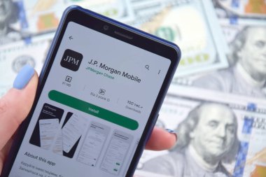Kharkiv, Ukrayna - 13 Mart 2023: J.P. Morgan mobil bankacılık uygulaması akıllı telefon ekranında. Amerikan dolar banknotlarının arka planı.