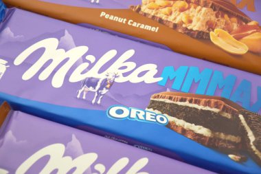 KHARKIV, UKRAINE - 12 Şubat 2023: Oreo aromalı çikolatalı Milka ve yumuşak pembe arkaplanda karamel.
