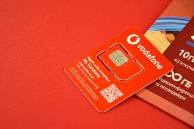 KHARKIV, UKRAINE - 11 Şubat 2023: Vodafone başlangıç paketi kırmızı arka planda.