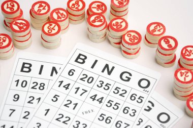 Masa başı bingo ya da loto oynamak için arka planda numaraları ve kartları olan bir sürü tahta fiş. Rus Lotosu 'nun dünya çapında klasik bingo oyunlarına benzer kuralları vardır..
