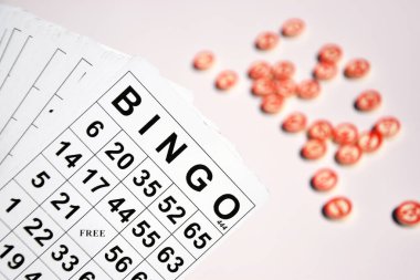Masa başı bingo ya da loto oynamak için arka planda numaraları ve kartları olan bir sürü tahta fiş. Rus Lotosu 'nun dünya çapında klasik bingo oyunlarına benzer kuralları vardır..
