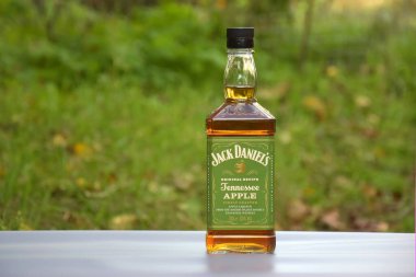 KHARKIV, UKRAINE - 15 Ekim 2022: Elma aromalı bir şişe Jack Daniels. Tennessee viskisinin orijinal tarifi.