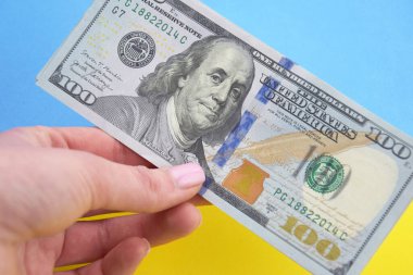 Amerikan Doları ve Ukrayna Hryvnia 'sı. Savaşta Ukrayna 'ya Amerikan yardımı kavramı. Döviz kuru kavramı.