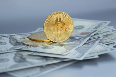 Kharkiv, Ukrayna - 7 Ekim 2022: ABD Doları ve Dijital para Bitcoin bir araya geldi. Dijital para kavramı dolar gibi büyük para birimlerinde bir rakip haline geliyor.