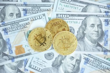 Kharkiv, Ukrayna - 7 Ekim 2022: ABD Doları ve Dijital para Bitcoin bir araya geldi. Dijital para kavramı dolar gibi büyük para birimlerinde bir rakip haline geliyor.