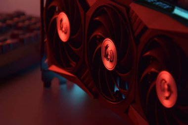 UKRAINE, KHARKIV, Kasım 14, 2022: MSI Geforce RTX 3090 Ti oyun X Trio grafik kartı, koyu arkaplan. PC ya da madencilik platformu kurmak için donanım bileşenleri.