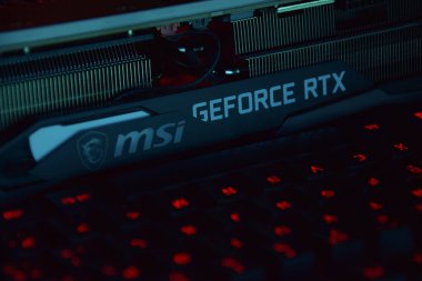UKRAINE, KHARKIV, Kasım 14, 2022: MSI Geforce RTX 3090 Ti oyun X Trio grafik kartı, koyu arkaplan. PC ya da madencilik platformu kurmak için donanım bileşenleri.