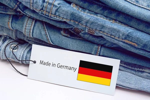 청바지 그리고 독일에서 만들어 활판의 일부이다 쇼핑하고 유행하는 현대의 — 스톡 사진