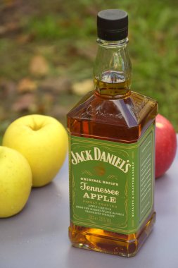KHARKIV, UKRAINE - 15 Ekim 2022: Elma aromalı bir şişe Jack Daniels. Tennessee viskisinin orijinal tarifi.