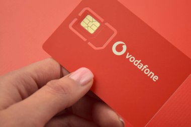 KHARKIV, UKRAINE - 11 Şubat 2023: Vodafone başlangıç paketi kırmızı arka planda.