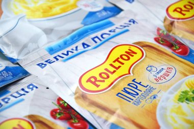 KHARKIV, UKRAINE - 12 Şubat 2023: Rollton mavi zemin üzerinde hazır patates püresi. Fast food, abur cubur.