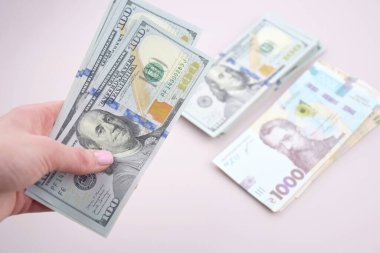 Amerikan Doları ve Ukrayna Hryvnia 'sı. Savaşta Ukrayna 'ya Amerikan yardımı kavramı. Döviz kuru kavramı.