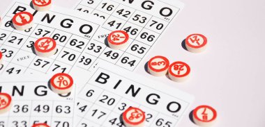 Masa başı bingo ya da loto oynamak için arka planda numaraları ve kartları olan bir sürü tahta fiş. Rus Lotosu 'nun dünya çapında klasik bingo oyunlarına benzer kuralları vardır..