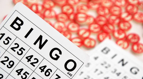 Muchas Fichas Madera Con Números Tarjetas Para Juego Mesa Bingo — Foto de Stock