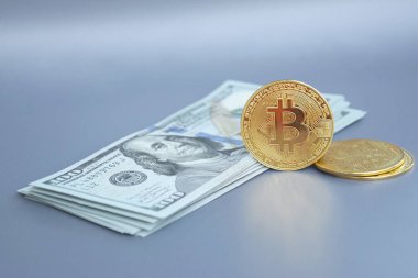 Kharkiv, Ukrayna - 7 Ekim 2022: ABD Doları ve Dijital para Bitcoin bir araya geldi. Dijital para kavramı dolar gibi büyük para birimlerinde bir rakip haline geliyor.