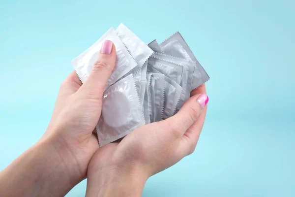 Montón Paquetes Blancos Condones Mano Chica Usar Condón Para Reducir — Foto de Stock