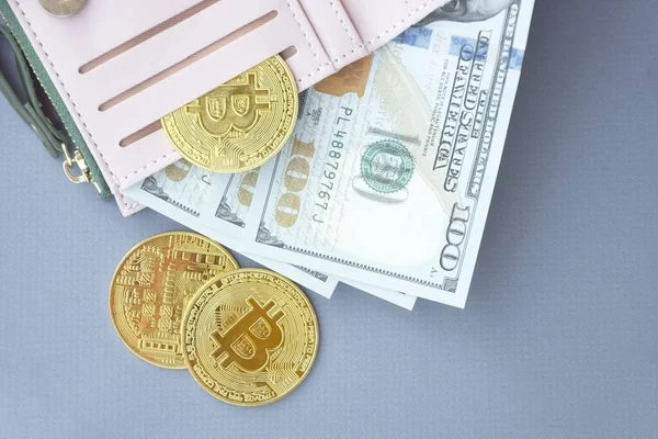 Kharkiv, Ukrayna - 7 Ekim 2022: ABD Doları ve Dijital para Bitcoin bir araya geldi. Dijital para kavramı dolar gibi büyük para birimlerinde bir rakip haline geliyor.