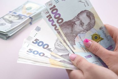 Amerikan Doları ve Ukrayna Hryvnia 'sı. Savaşta Ukrayna 'ya Amerikan yardımı kavramı. Döviz kuru kavramı.