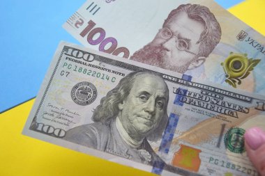 Amerikan Doları ve Ukrayna Hryvnia 'sı. Savaşta Ukrayna 'ya Amerikan yardımı kavramı. Döviz kuru kavramı.