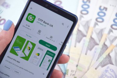Kharkiv, Ukrayna - 13 Mart 2023: Ukrayna 'daki OTP Bank Online mobil bankacılık uygulaması. Ulusal para birimi Hryvnia 'nın banknotlarından alınan özgeçmiş.