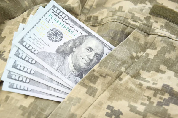 Billetes Dólares Americanos Sobre Fondo Píxeles Militares Concepto Salarios Pagos — Foto de Stock