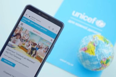 KHARKIV, UKRAINE - 12 Şubat 2023: UNICEF 'in telefondaki web sitesi, gelişmekte olan ülkelerdeki çocuk ve annelere insani yardım ve kalkınma yardımı sağlayan bir Birleşmiş Milletler programıdır..