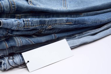 Bir sürü kot pantolon var. Denim geçmişi. Satın alma, satma, alışveriş ve modaya uygun modern kıyafetler.