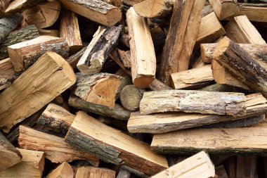 Bir sürü doğranmış meşe odunu. Doğal arka plan. Kış için hasat, ısınma mevsimi..