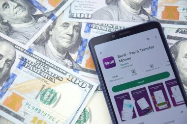 Kharkiv, Ukrayna - 13 Mart 2023: Akıllı telefon ekranında Yıldırım Atar mobil bankacılık uygulaması. Amerikan dolar banknotlarının arka planı.