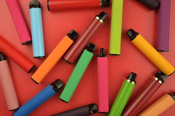 Ensemble Cigarettes Électroniques Jetables Multicolores Sur Fond Rouge Concept Tabagisme — Photo