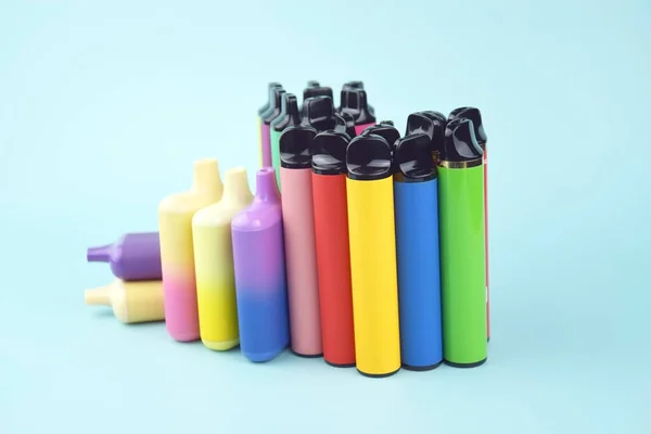 Set Cigarrillos Electrónicos Desechables Multicolores Sobre Fondo Azul Concepto Tabaquismo —  Fotos de Stock