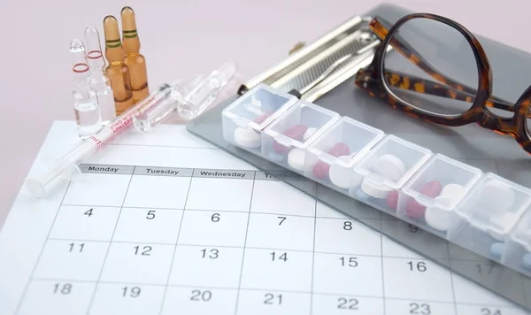 丸薬と非接触温度計でカレンダー 病気による治療の概念 — ストック写真