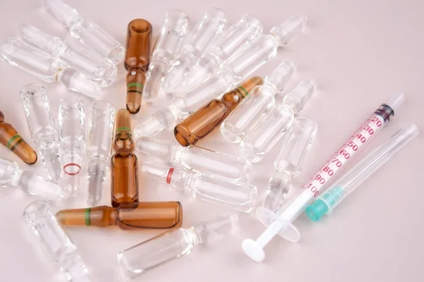 Många Medicinska Ampuller Ljus Bakgrund Läkemedelsbegreppet Injektionsflaskor För Medicinsk Injektion — Stockfoto