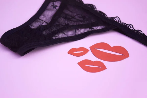 Lace Cueca Preta Sexy Das Mulheres Com Beijos Vermelhos Fundo — Fotografia de Stock