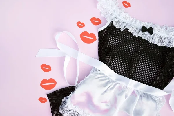 Traje Empregada Sexy Com Beijos Vermelhos Fundo Claro Jogos Sexo — Fotografia de Stock