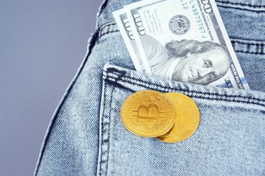 Kharkiv, Ukrayna - 7 Ekim 2022: ABD Doları ve Dijital para Bitcoin bir araya geldi. Dijital para kavramı dolar gibi büyük para birimlerinde bir rakip haline geliyor.