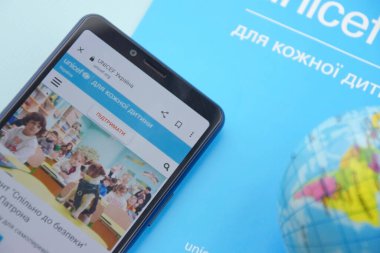 KHARKIV, UKRAINE - 12 Şubat 2023: UNICEF 'in telefondaki web sitesi, gelişmekte olan ülkelerdeki çocuk ve annelere insani yardım ve kalkınma yardımı sağlayan bir Birleşmiş Milletler programıdır..
