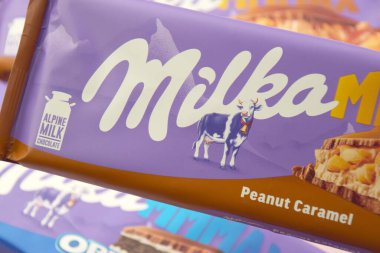 KHARKIV, UKRAINE - 12 Şubat 2023: Oreo aromalı çikolatalı Milka ve yumuşak pembe arkaplanda karamel.