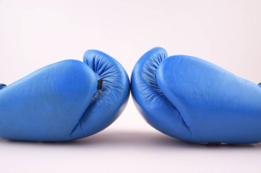 Beyaz arka planda mavi boks eldivenleri. Boks, spor.
