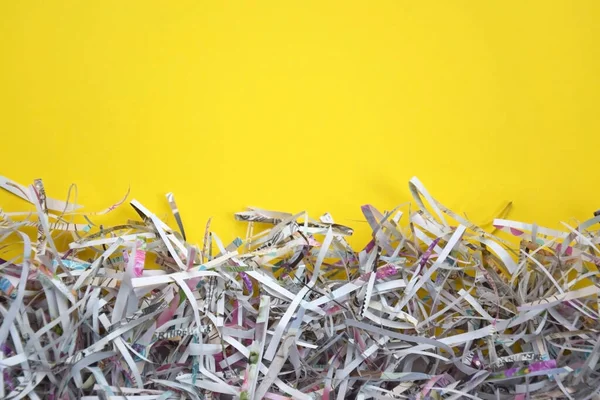 Açık Sarı Zemin Üzerine Parçalanmış Kağıt Seçici Odak Resmi — Stok fotoğraf