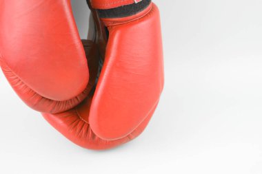 Beyaz arka planda kırmızı boks eldivenleri. Boks, spor.