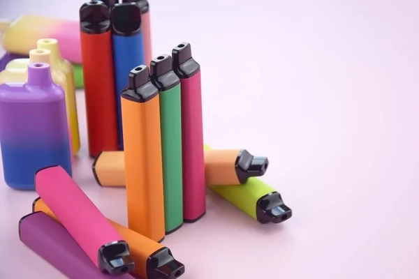 Set Cigarrillos Electrónicos Desechables Multicolores Sobre Fondo Rosa Concepto Tabaquismo —  Fotos de Stock