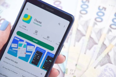 Kharkiv, Ukrayna - 13 Mart 2023: Ukrayna 'daki Oschad Online mobil bankacılık uygulaması. Ulusal para birimi Hryvnia 'nın banknotlarından alınan özgeçmiş.