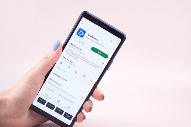 Kharkiv, Ukrayna, 31 Mart 2023: Bir web sayfası önünde ekranda Battle.net video oyunu dağıtım platformunun logosu bulunan bir cep telefonu.