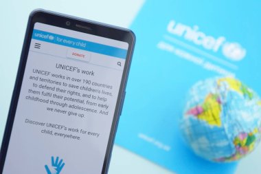 KHARKIV, UKRAINE - 12 Şubat 2023: UNICEF 'in telefondaki web sitesi, gelişmekte olan ülkelerdeki çocuk ve annelere insani yardım ve kalkınma yardımı sağlayan bir Birleşmiş Milletler programıdır..