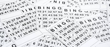 Hafif bir arka planda bir bingo ya da loto oyunu için çok kart var. Rus Lotosu dünya çapında klasik bingo oyunuyla aynı kurallara sahiptir..