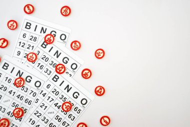 Masa başı bingo ya da loto oynamak için arka planda numaraları ve kartları olan bir sürü tahta fiş. Rus Lotosu 'nun dünya çapında klasik bingo oyunlarına benzer kuralları vardır..